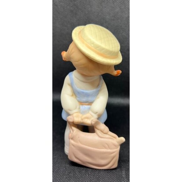 Enesco 1994 Members Only Figurine "Wot's All This Talk About Love?" Girl with gl - Picture 2 of 5